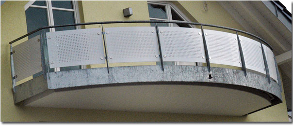 Balkon aus Stahlbeton mit Stahlblende und Lochblechgeländer